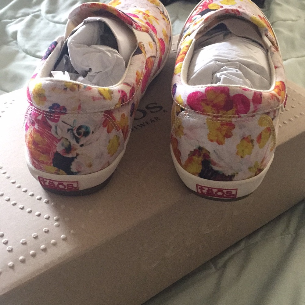 TAO’S brand slip ons, floral new
